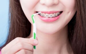 come usare lo scovolino come lavare gli spazi interdentali