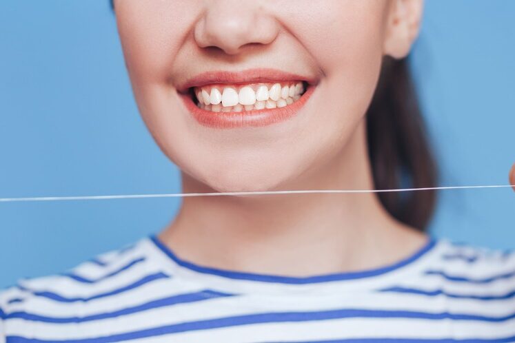 come usare il filo interdetale