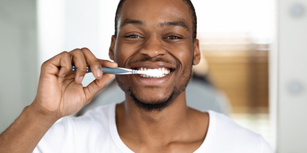 come pulire lo spazzolino da denti